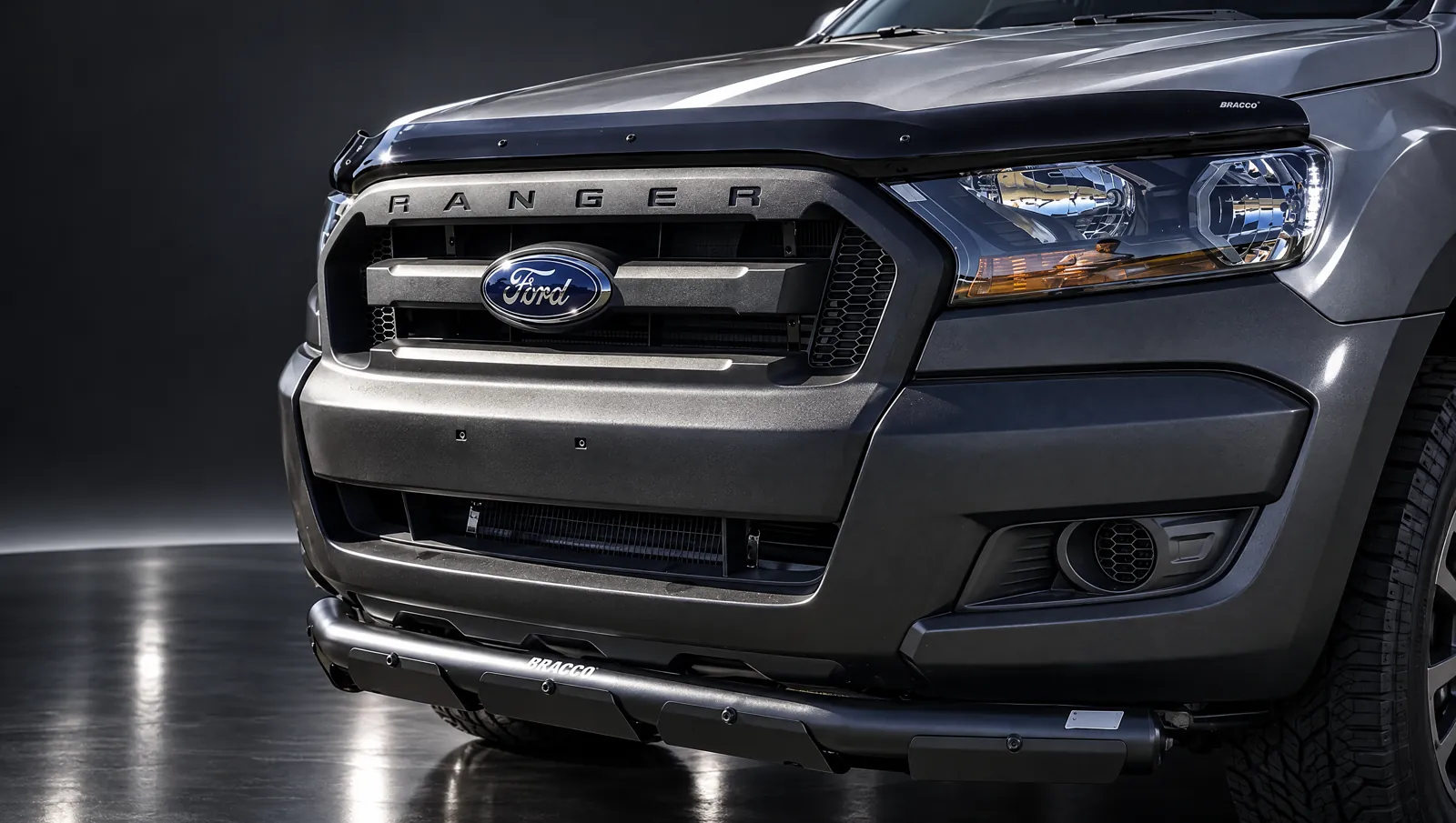Ford Ranger gris con defensa Bracco Talampaya